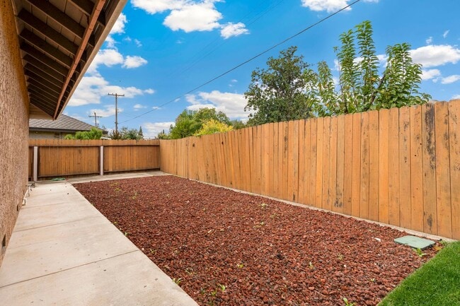 Building Photo - $500.00 off 1st Mo Rent: Move In Special! Quiet & Central Neighborhood - 3 Bedroom 2 Bathroom - L...