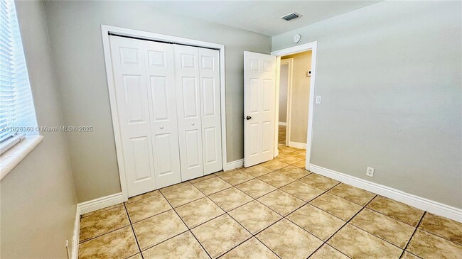 Building Photo - 531 SW 38th Terrace