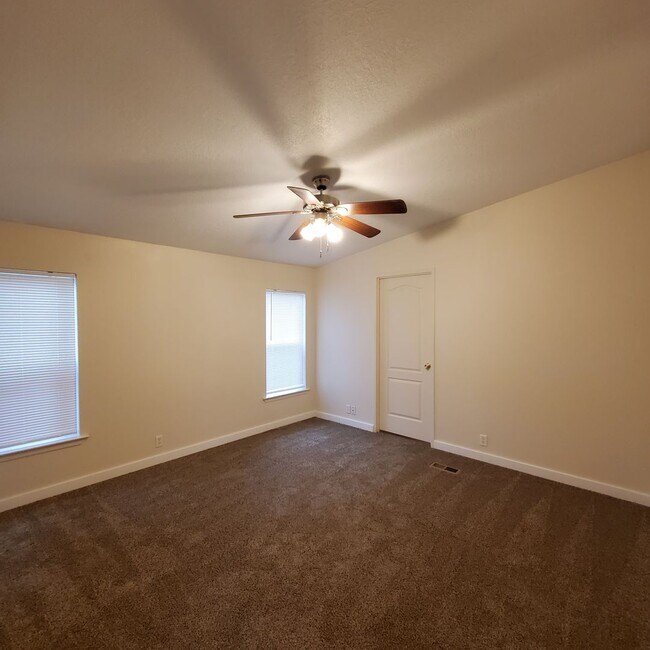 Building Photo - 5 bedroom : 3 bath Home with a Garage in Tangent