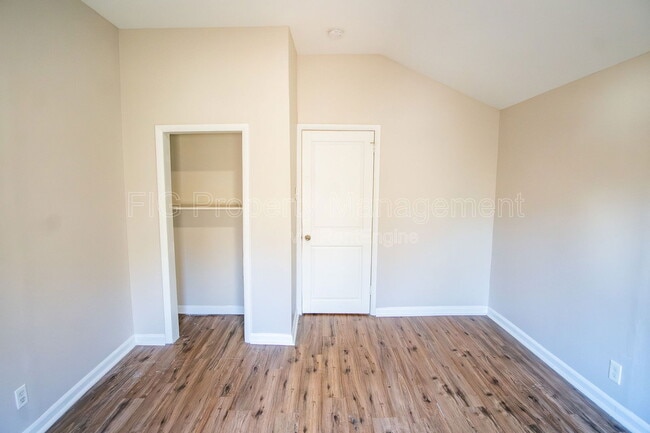 Building Photo - 1138 Valley Dr SW