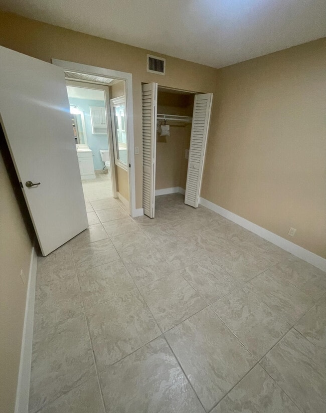 Building Photo - 7233 Golf Colony Ct