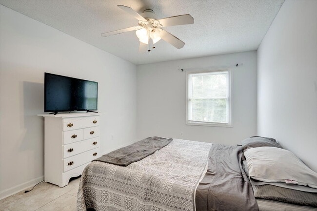 Building Photo - Fully Furnished Home