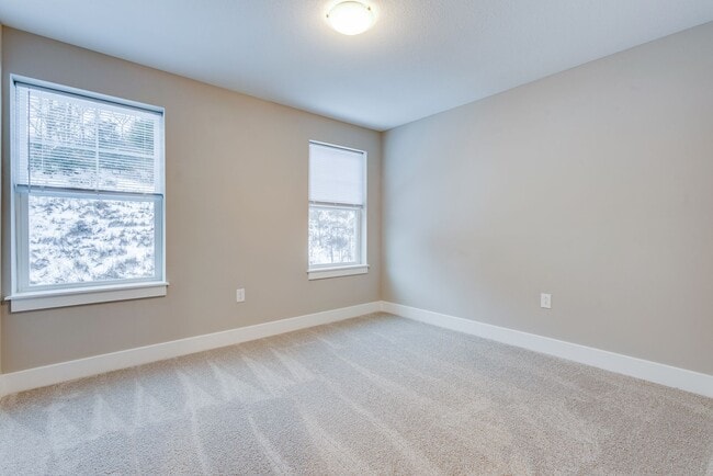 Building Photo - Beautiful End Unit 3 Bedroom Townhouse - Franklin Regional School District - Available May 15th!