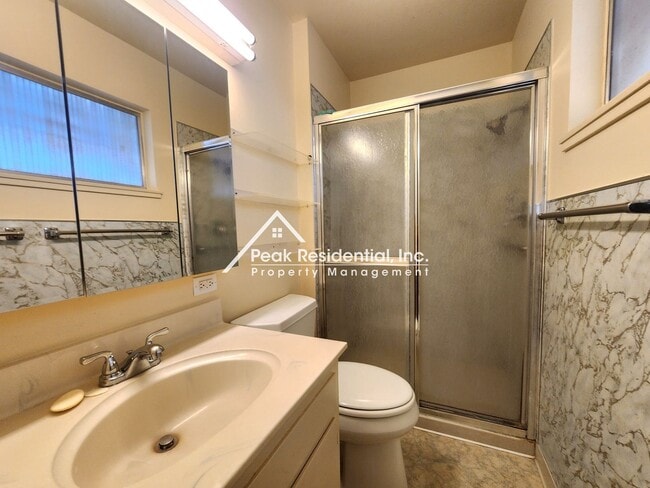 Building Photo - Charming 4bd/2ba Home with Large Backyard