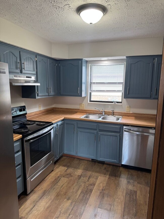 Building Photo - Charming 2 Bedroom Duplex!