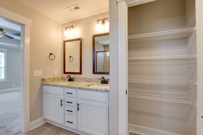 Building Photo - Fresh and Clean 3 bed/2 bath minutes from Exit 8.  Show Stopper!