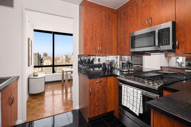 Building Photo - 420 E 61st St
