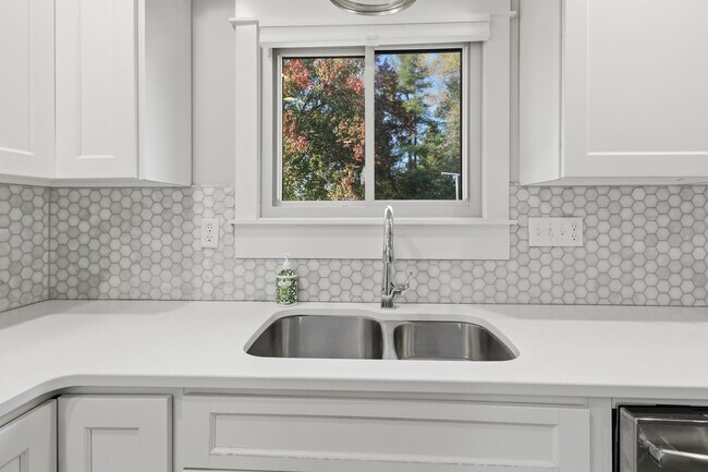 Building Photo - Large Ranch on Cul-de-sac