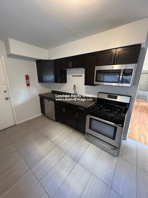 Building Photo - 1523 W Jarvis Ave
