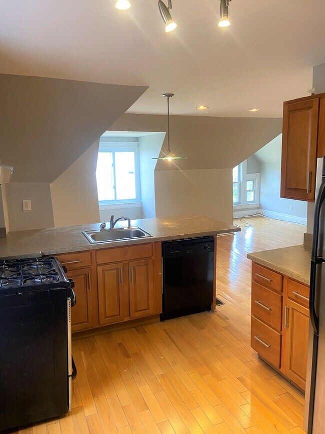 Building Photo - 5552 Avondale Pl