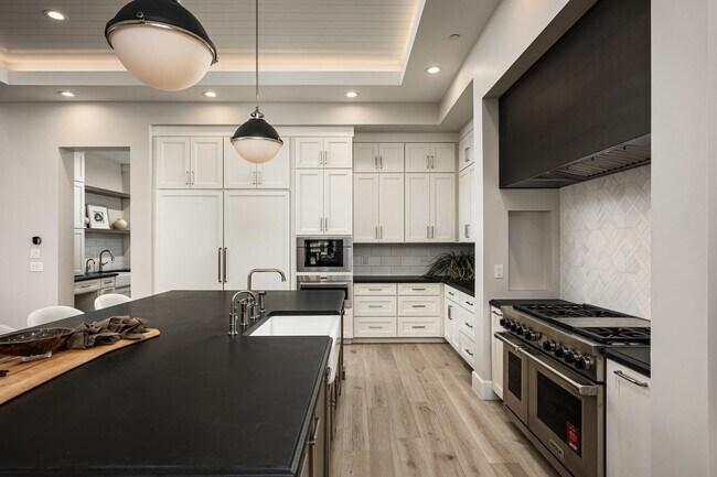 Building Photo - 6500 E Cactus Wren Rd