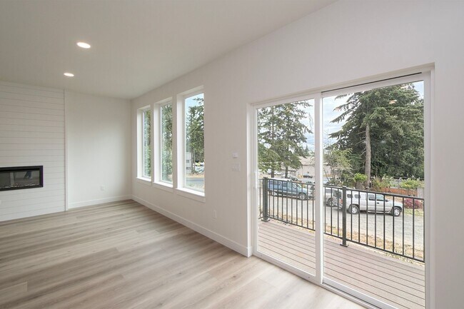 Building Photo - 1104 W Lauridsen Blvd
