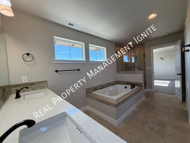 Building Photo - 2713 NE Black Oak Pl