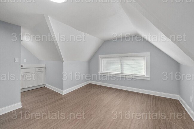 Building Photo - $850 - 1 bed 1 bath - Beautiful newly renovated Multi-family home located in Delano