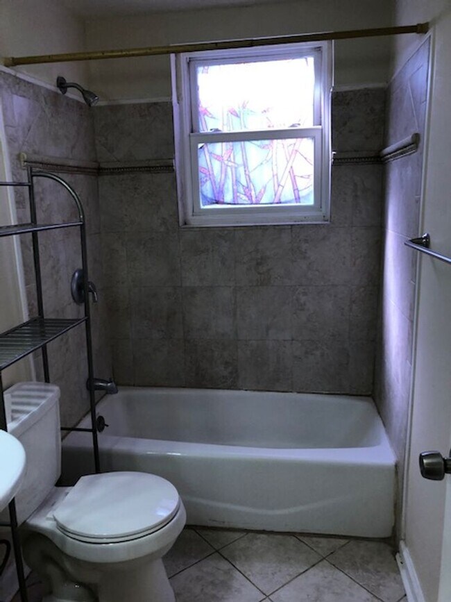 Building Photo - 414 E Park Ave