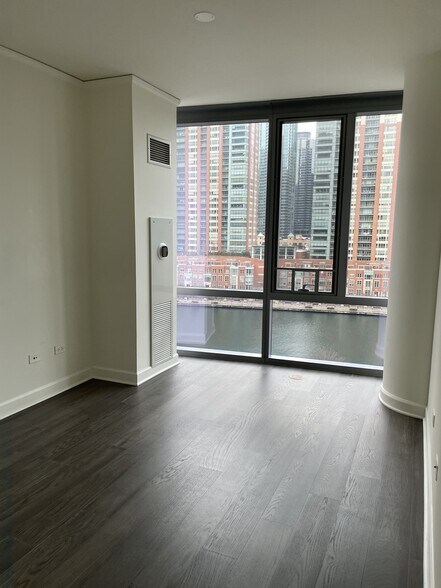 Building Photo - 450 E Waterside Dr