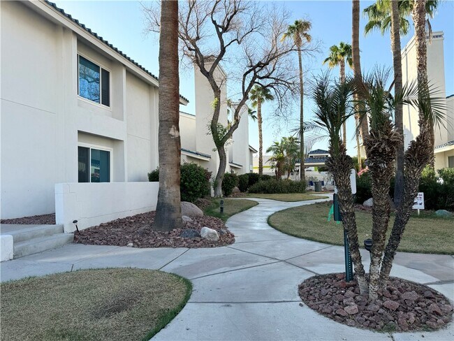 Building Photo - 1800 Club House Dr