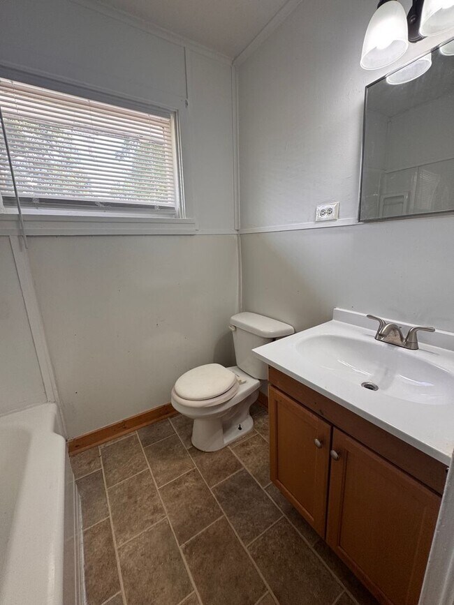 Building Photo - 413 Dell Dr