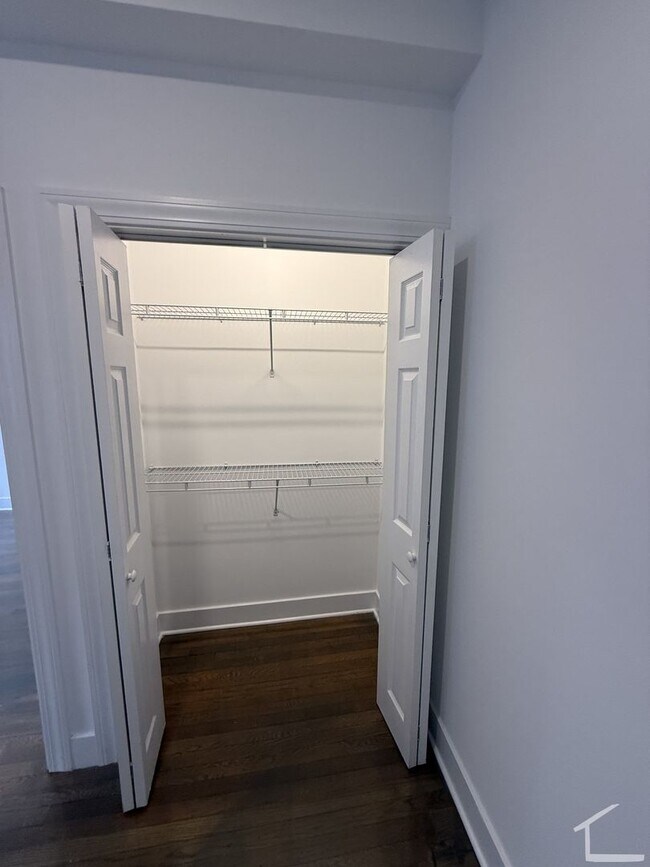 Building Photo - Check out this 1 bed 1 bath in Fenway