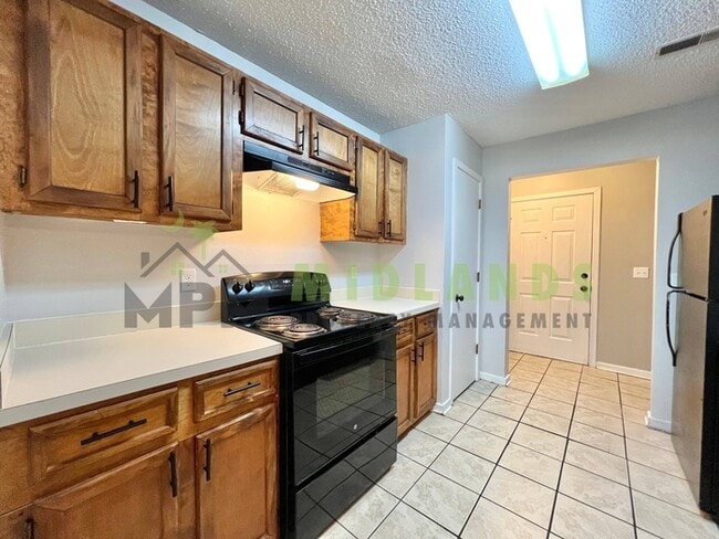 Building Photo - 6008 Village Creek Dr