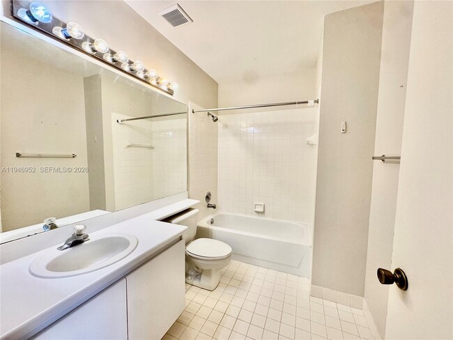 Building Photo - 549 Racquet Club Rd