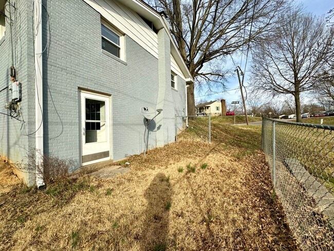 Building Photo - 3 Bedroom / 2 Bath House located on Stodda...