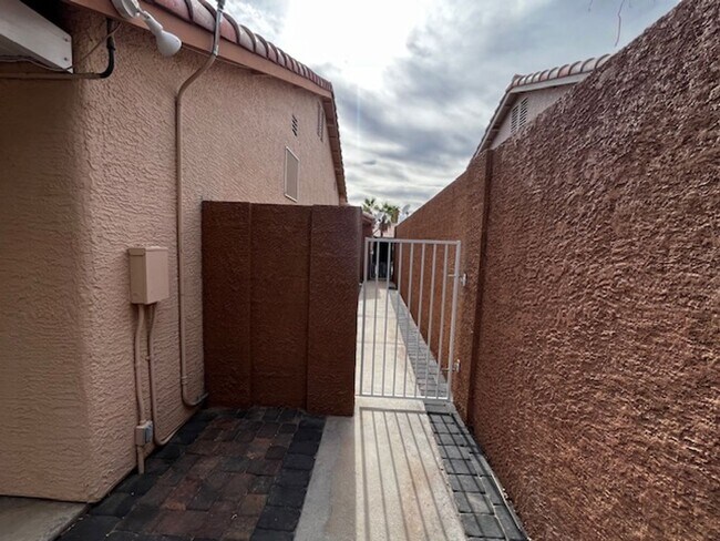 Building Photo - Stylish & Solar-Powered 5-Bed Gem with Vau...