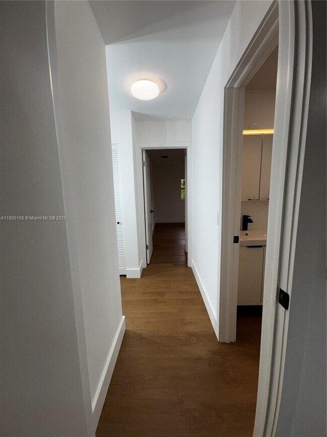 Building Photo - 1460 SW 24th Ct