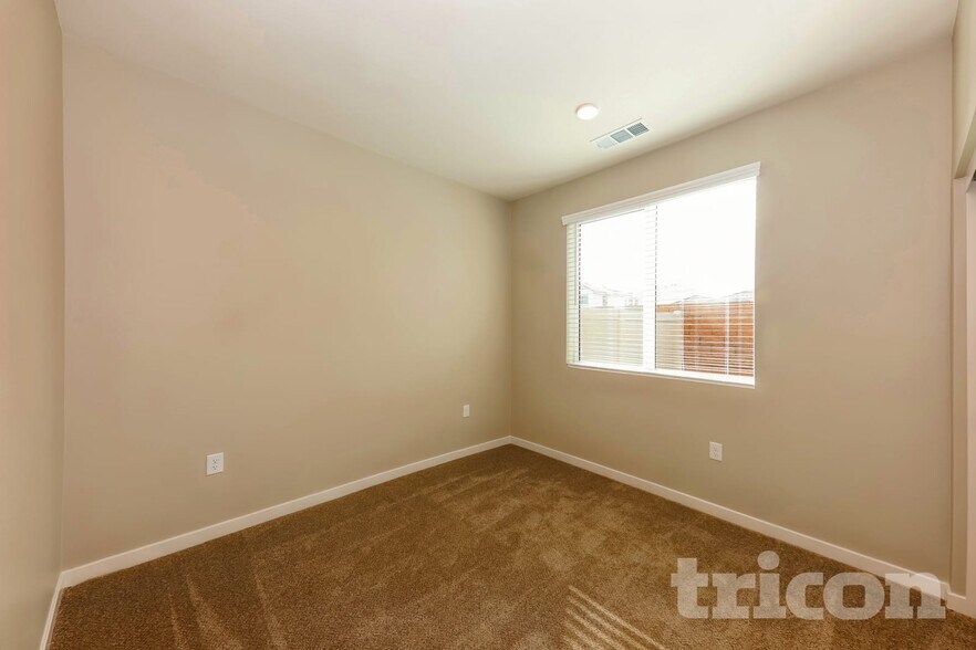 Building Photo - 1704 Lorraine Dr