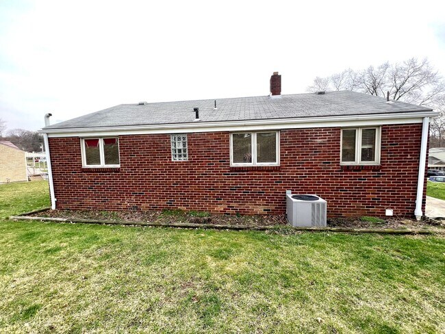 Building Photo - Coraopolis - 3 Bedroom, 1 Bath - Charming ...