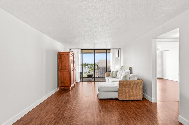 Building Photo - 15 Royal Palm Way