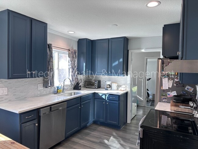 Building Photo - 901 S Alcott St