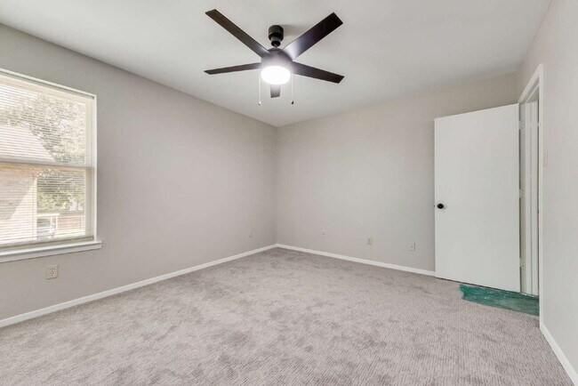 Building Photo - Completely Remodeled Triplex Unit 2 bed 1....