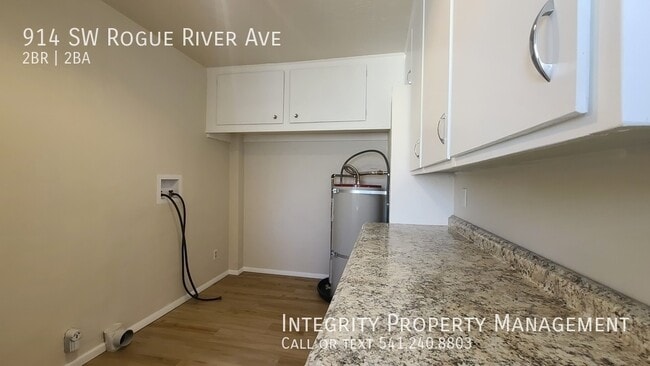 Building Photo - 914 SW Rogue River Ave