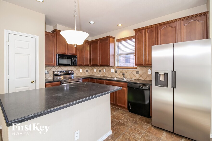 Building Photo - 4532 Fir Dr