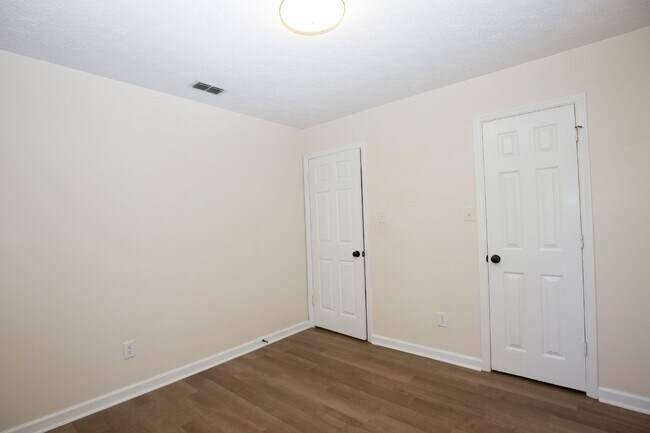 Building Photo - 330 Conifer Dr