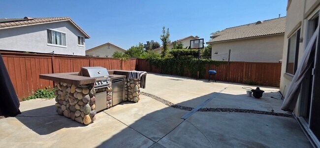 Building Photo - Lovely Home in Desirable Golf Course Commu...
