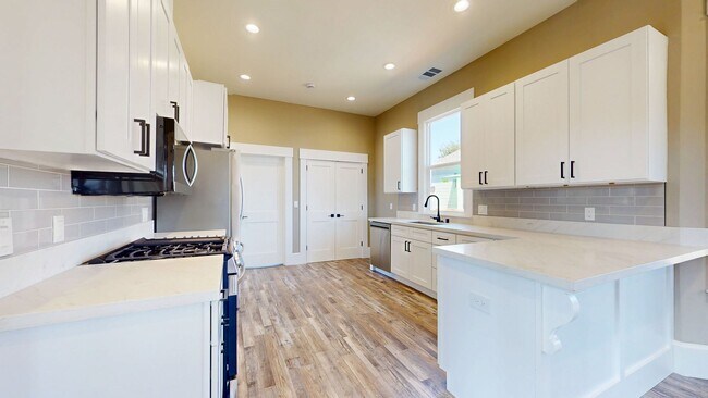 Building Photo - Stunning 2 Bedroom Upstairs Unit In Oaklan...