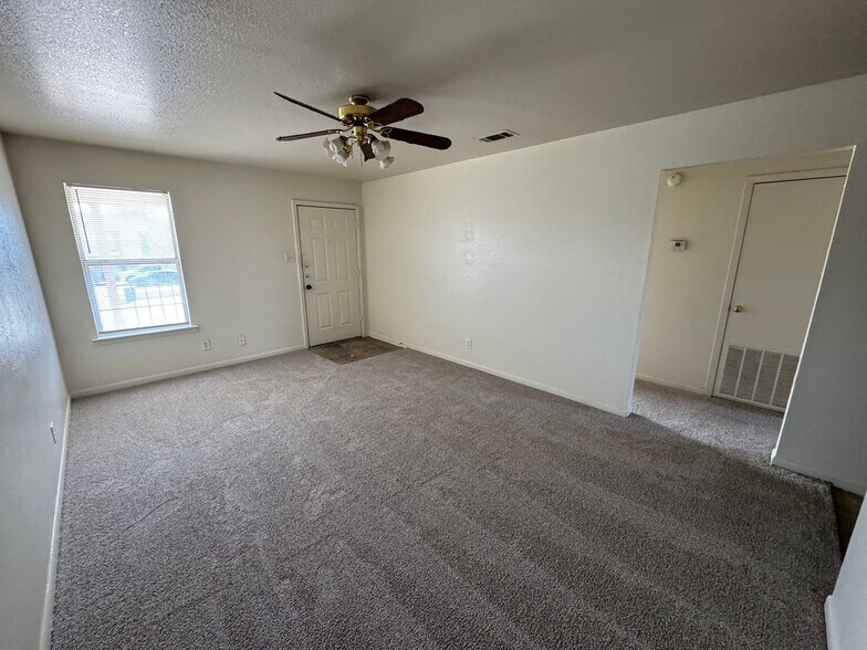 Building Photo - 1003 Circle M Dr
