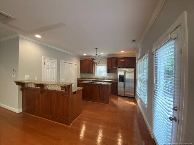 Building Photo - 320 Glenburney Dr