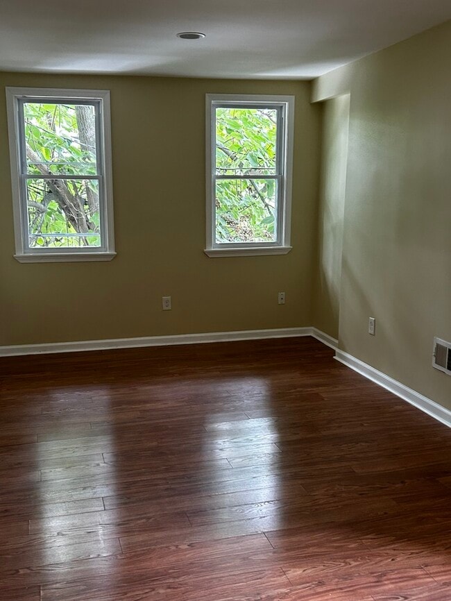 Building Photo - 3 bedrooms 2 bathrooms