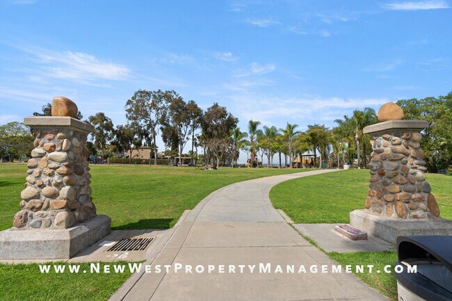 Building Photo - Recently Renovated University Heights 2 Bed 1 Bath with 2 off-street parking spaces! Pet OK!