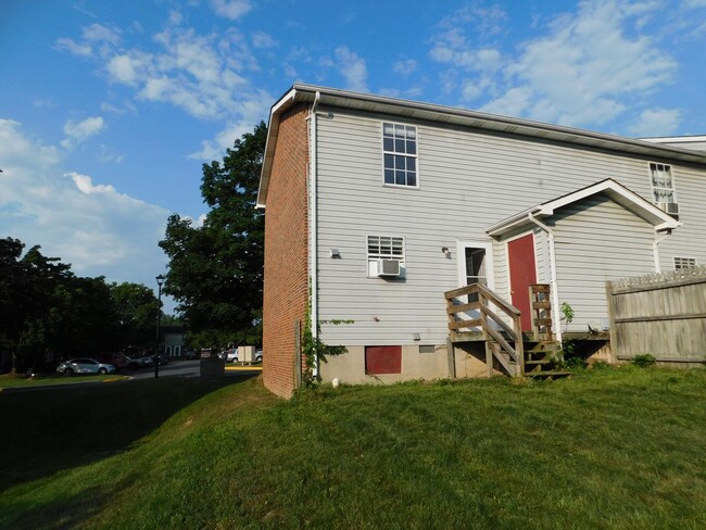 Building Photo - End unit townhouse on the east side of Winchester