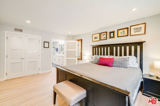 Building Photo - 6728 Hillpark Dr