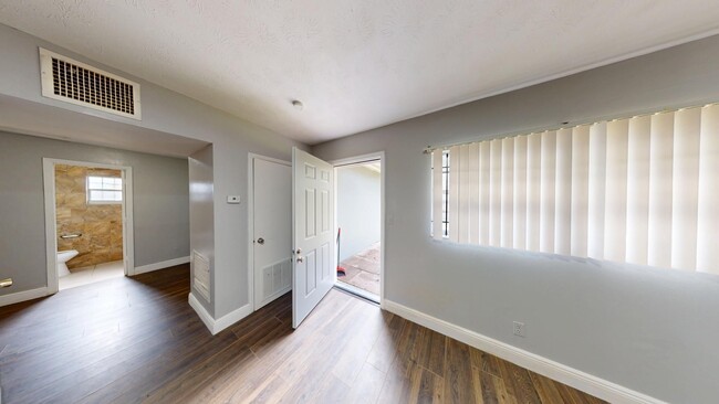 Building Photo - 3BR/1BA HOUSE - Riverview Area  **HALF OFF...