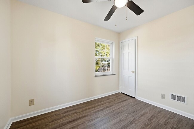 Building Photo - Charming Covedale Duplex