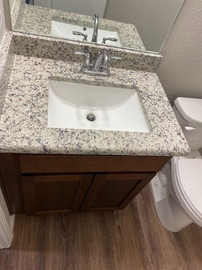 Building Photo - Great Location!