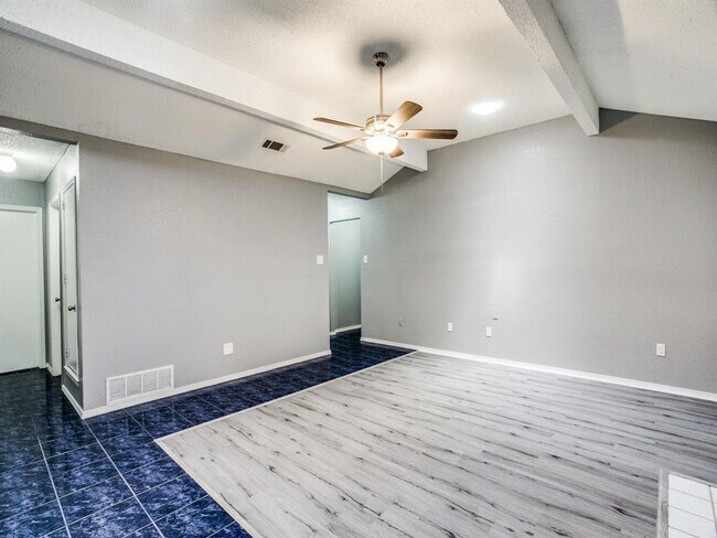 Building Photo - 6607 W Lynn Creek Dr