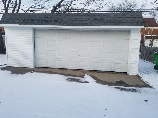 Building Photo - 4 bedroom, 2 full bath bungalow near Cedar and Warrensville