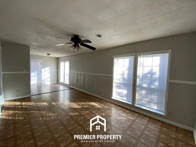 Building Photo - Spacious 4BR/2BA Memphis Home with Den, Fireplace & 2-Car Garage